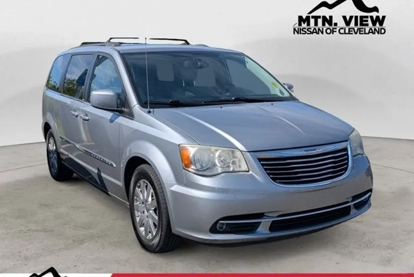 2013 Chrysler Town & Country Touring photo 1