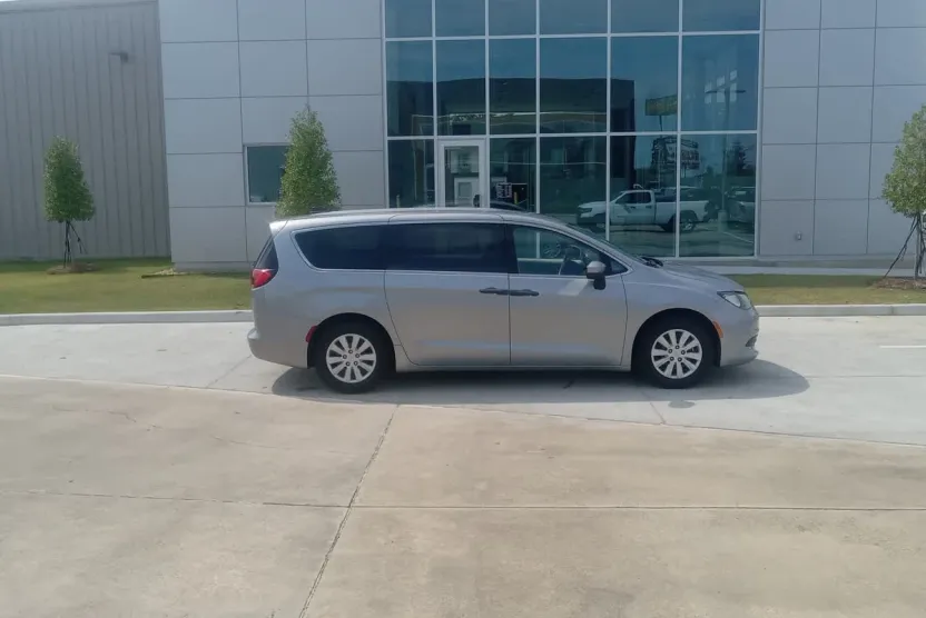 2020 Chrysler Voyager L photo 1