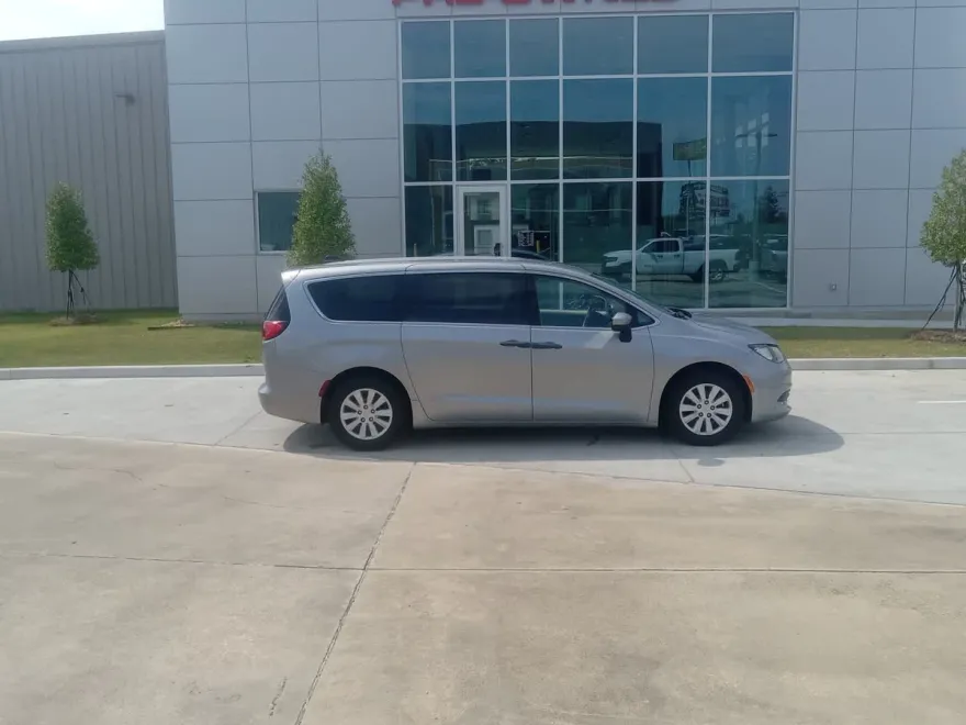 2020 Chrysler Voyager L photo 1