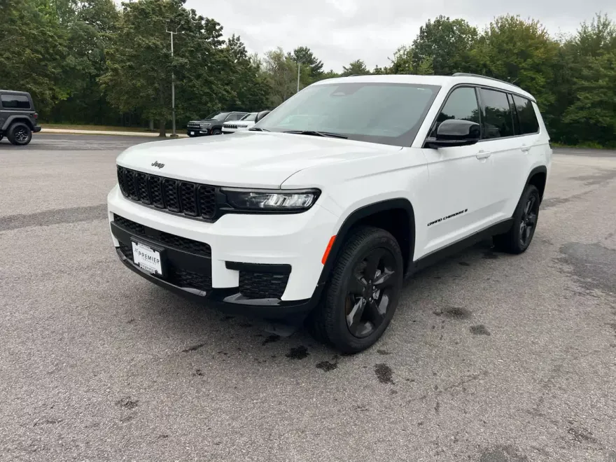 2025 Jeep Grand Cherokee Altitude photo 1