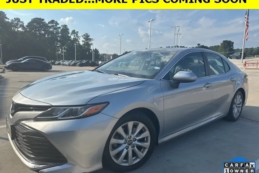 2018 Toyota Camry LE photo 1
