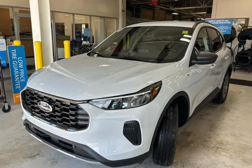 2025 Ford Escape ST-Line photo 1