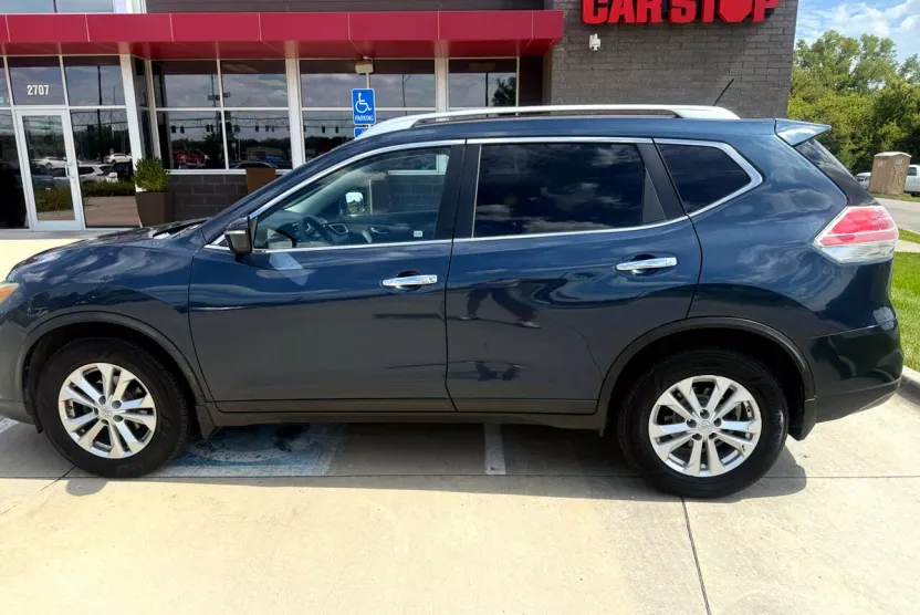 2015 Nissan Rogue AWD SV photo 1