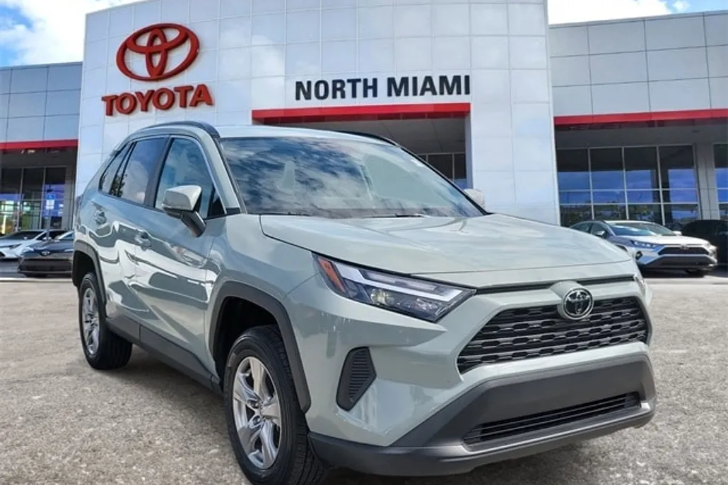 2022 Toyota RAV4 XLE photo 1