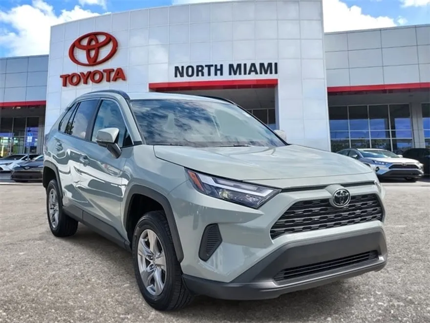2022 Toyota RAV4 XLE photo 1