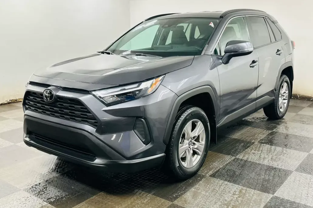 2022 Toyota RAV4 XLE photo 1