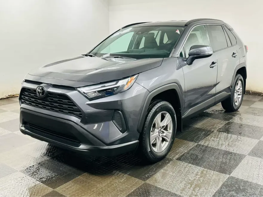2022 Toyota RAV4 XLE photo 1