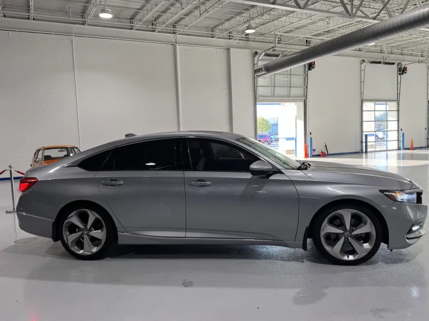 2018 Honda Accord Touring 1.5T photo 1