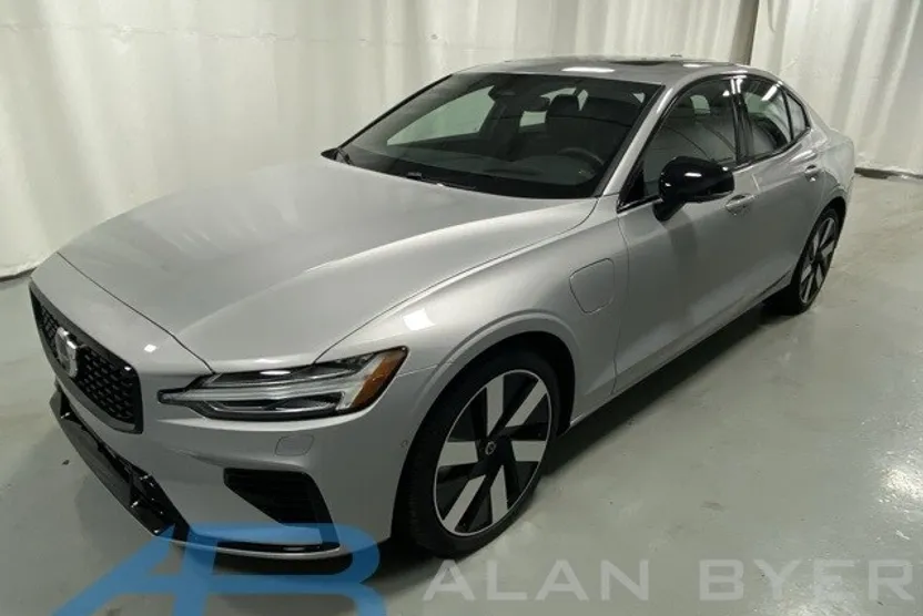 2025 Volvo S60 T8 photo 1