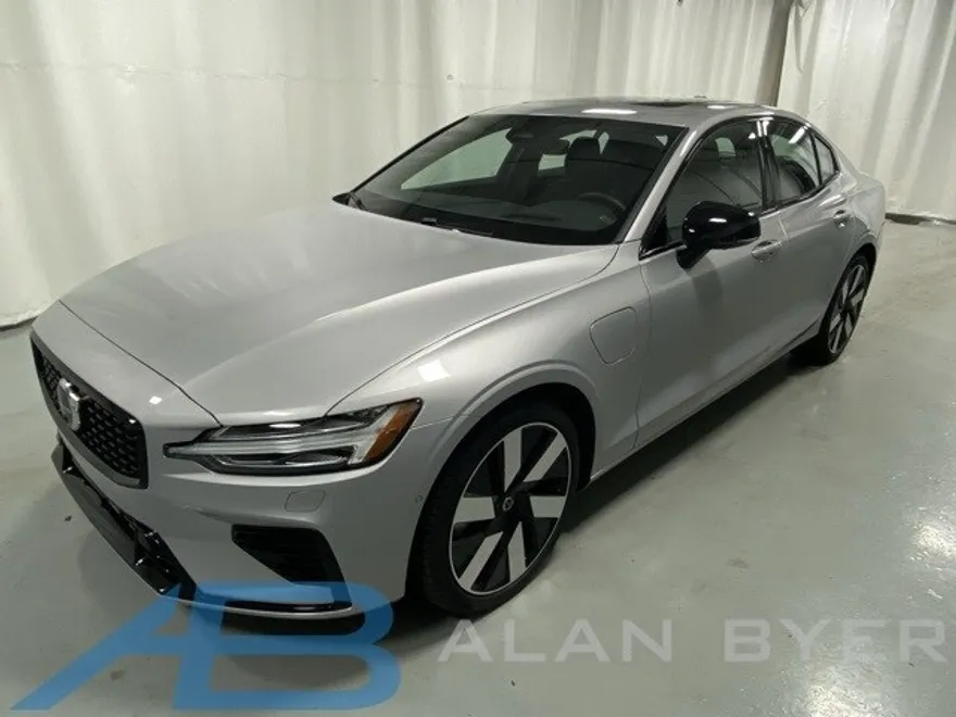 2025 Volvo S60 T8 photo 1