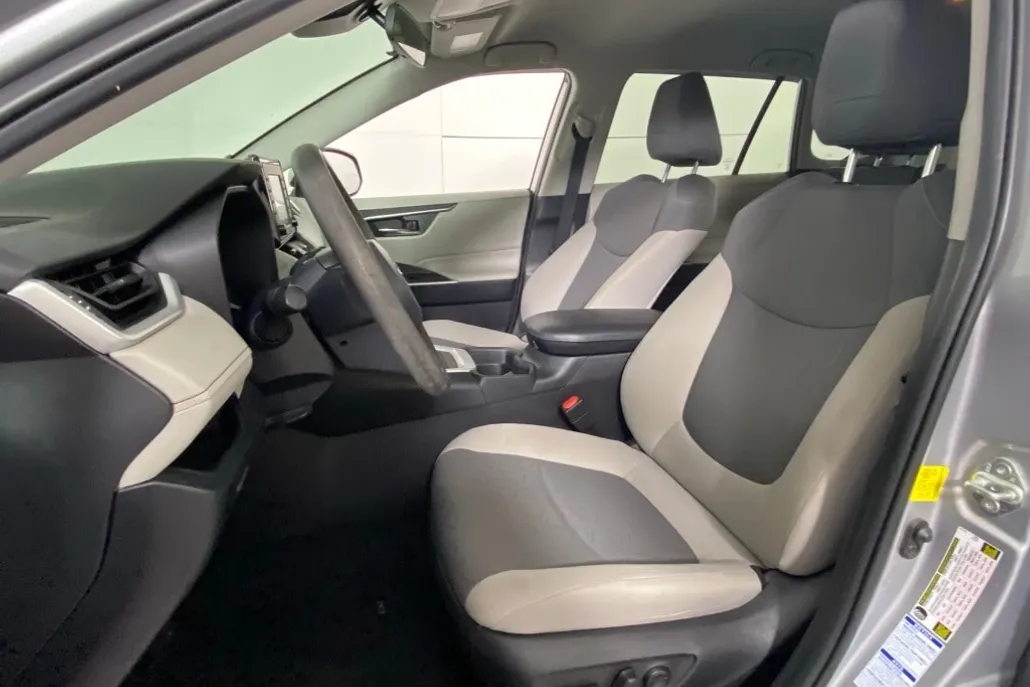 2020 Toyota RAV4 Hybrid XLE photo 1