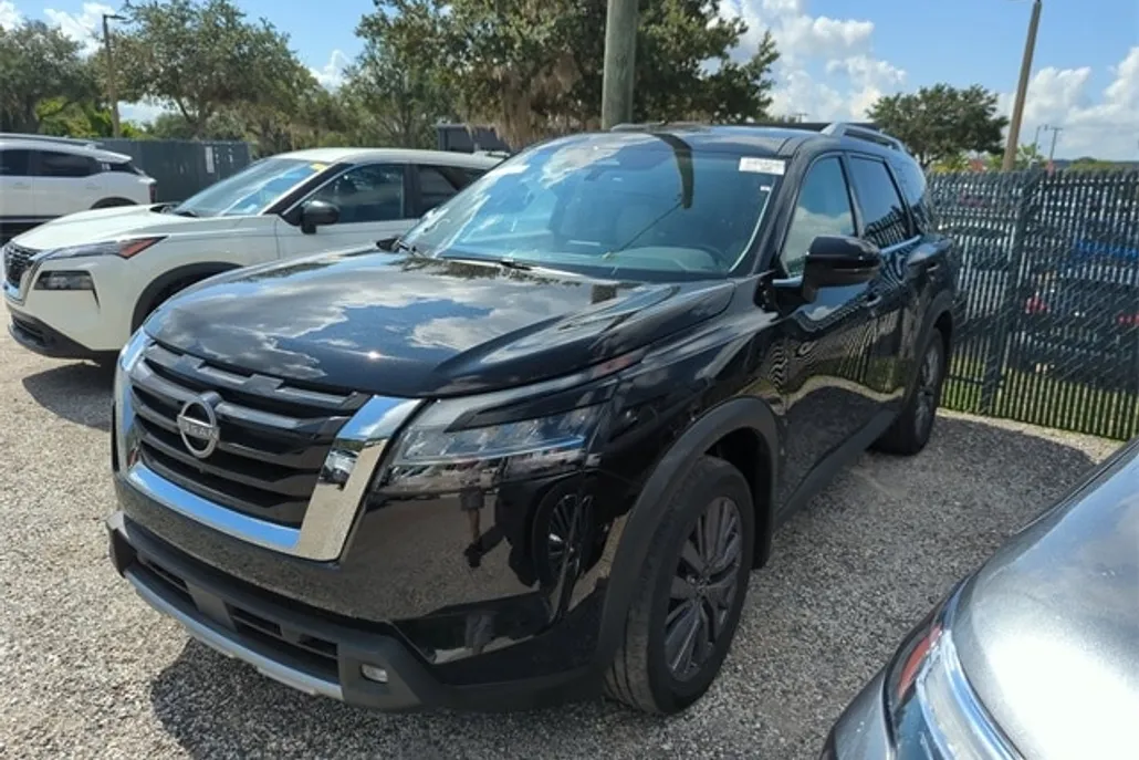 2022 Nissan Pathfinder SL photo 1