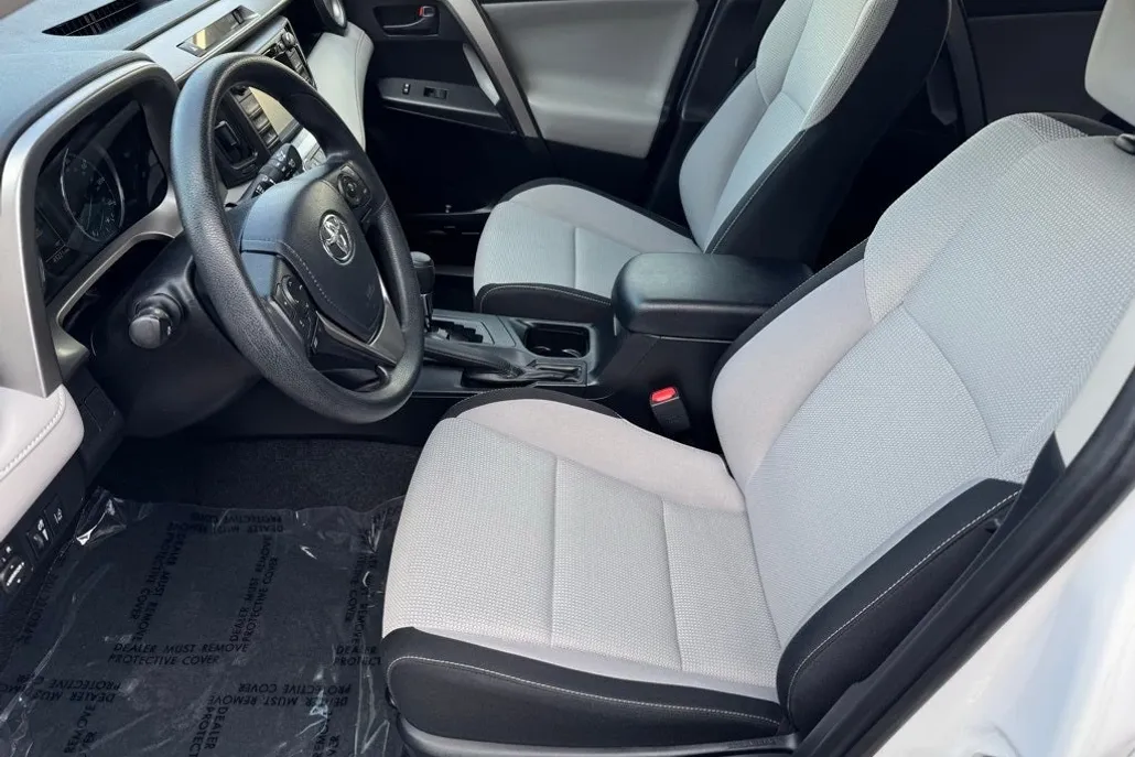 2018 Toyota RAV4 Hybrid LE photo 1