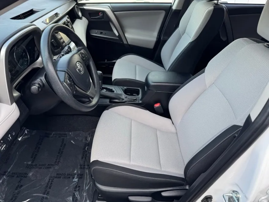 2018 Toyota RAV4 Hybrid LE photo 1