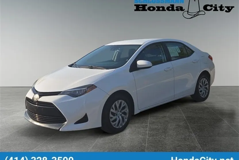 2017 Toyota Corolla LE photo 1