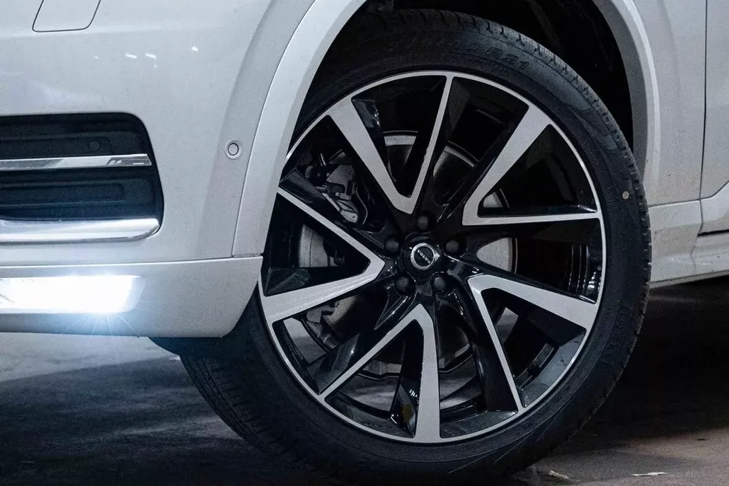 2025 Volvo XC90 B5 Plus photo 1