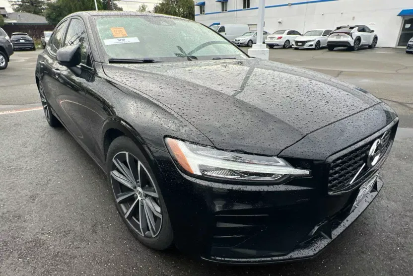 2022 Volvo S60 Momentum photo 1