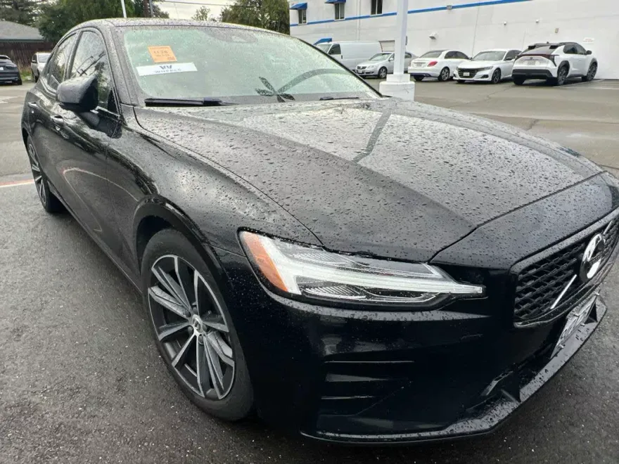 2022 Volvo S60 Momentum photo 1