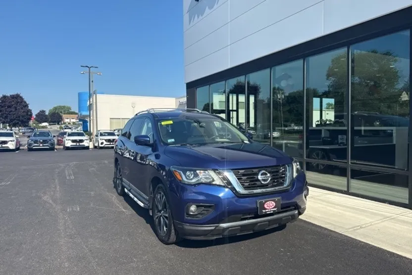 2018 Nissan Pathfinder Platinum photo 1