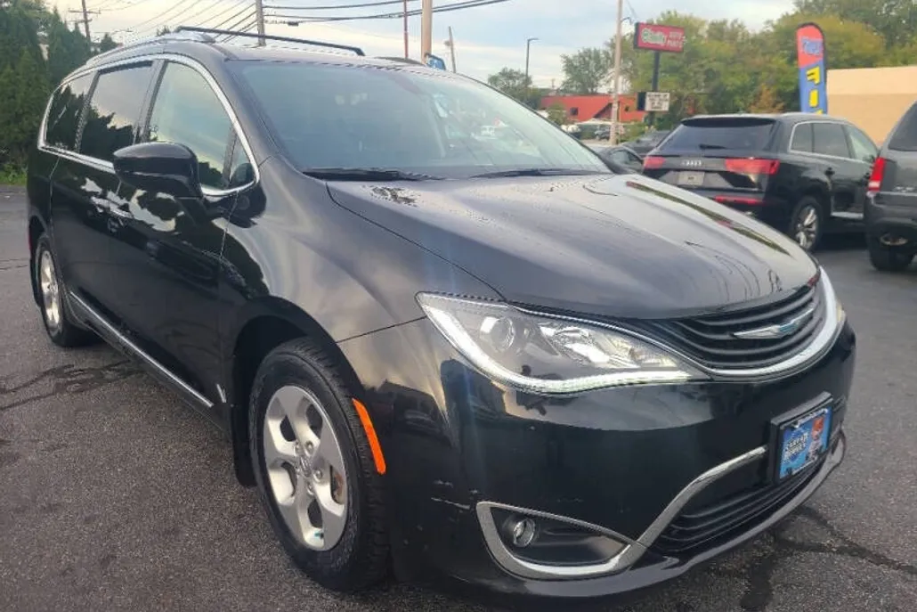2018 Chrysler Pacifica Hybrid Touring L photo 1