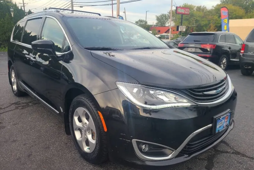 2018 Chrysler Pacifica Hybrid Touring L photo 1