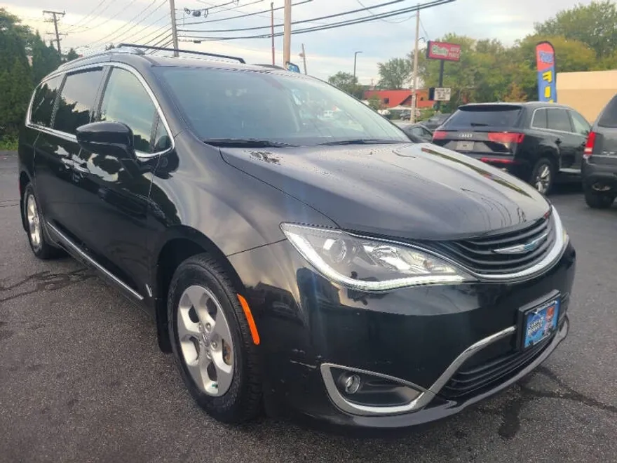 2018 Chrysler Pacifica Hybrid Touring L photo 1