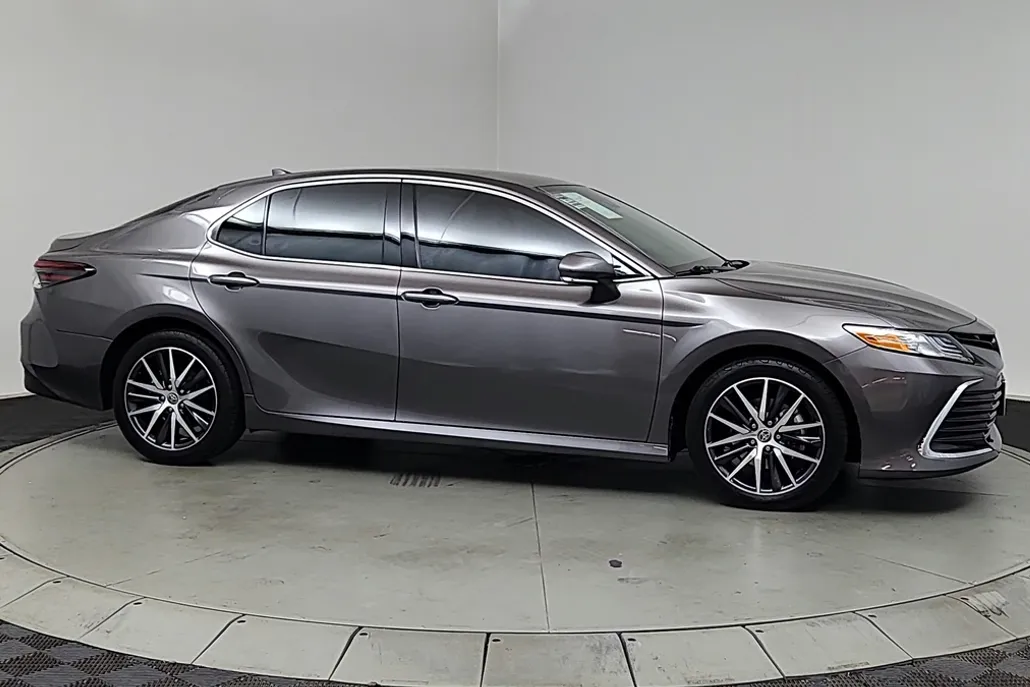 2022 Toyota Camry Hybrid XLE photo 1