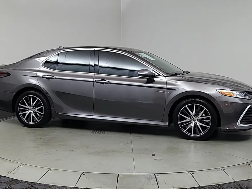 2022 Toyota Camry Hybrid XLE photo 1