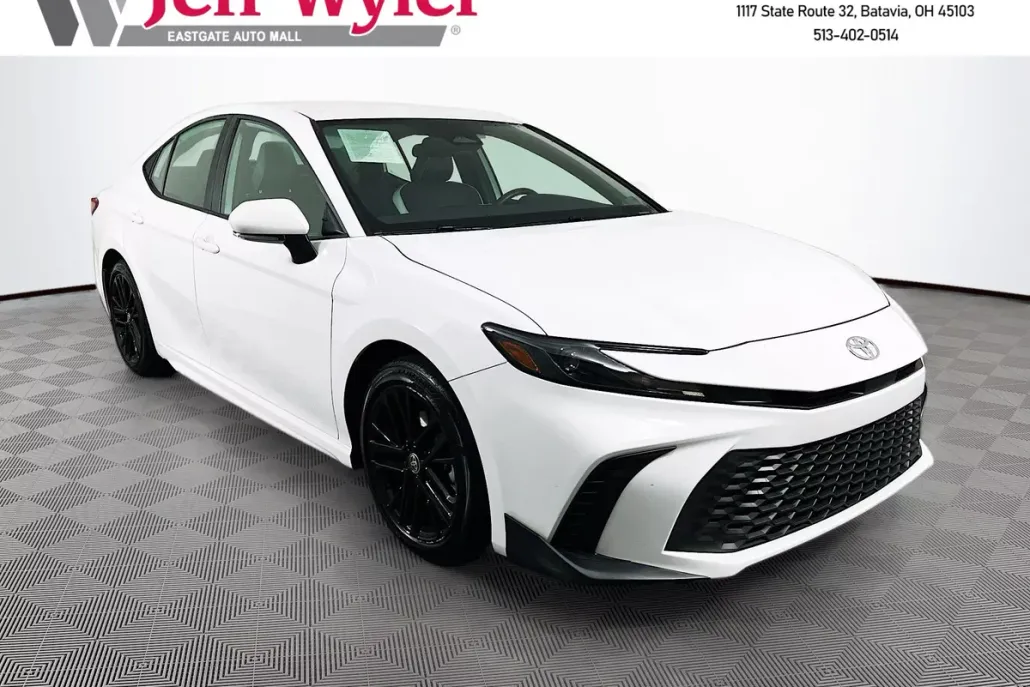 2025 Toyota Camry SE Hybrid photo 1