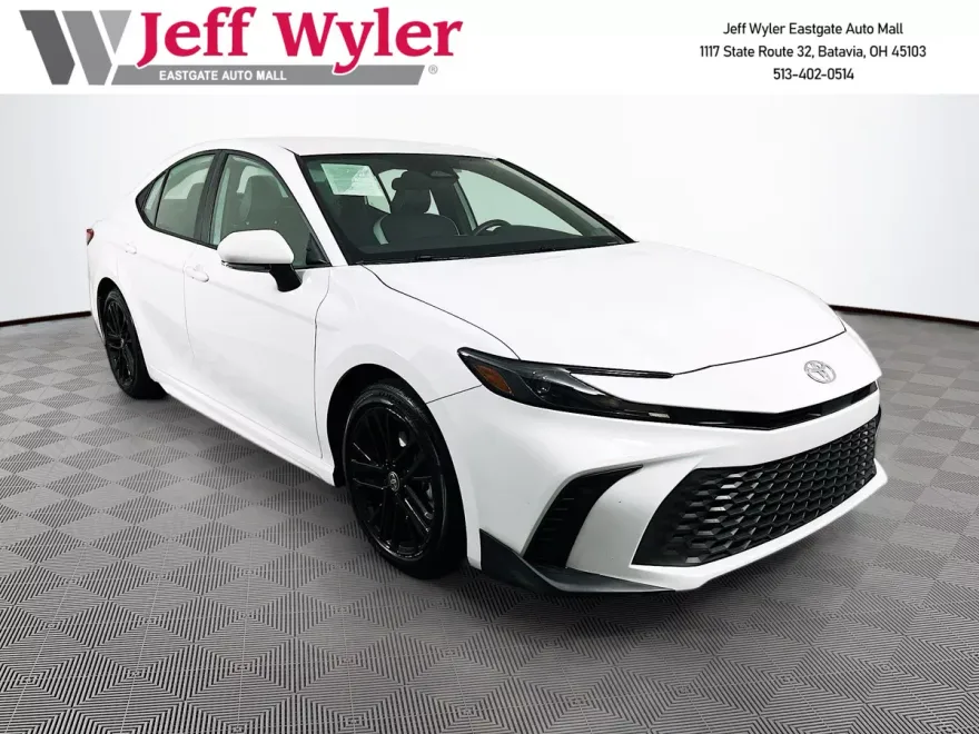 2025 Toyota Camry SE Hybrid photo 1