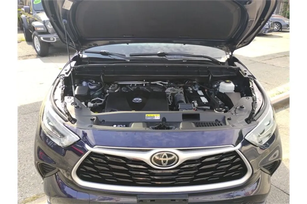2021 Toyota Highlander L photo 1