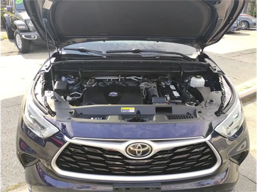 2021 Toyota Highlander L photo 1