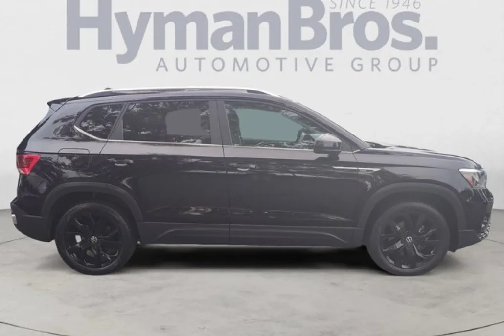 2023 Volkswagen Taos SE photo 1