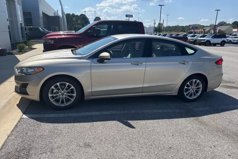 2019 Ford Fusion SE photo 1