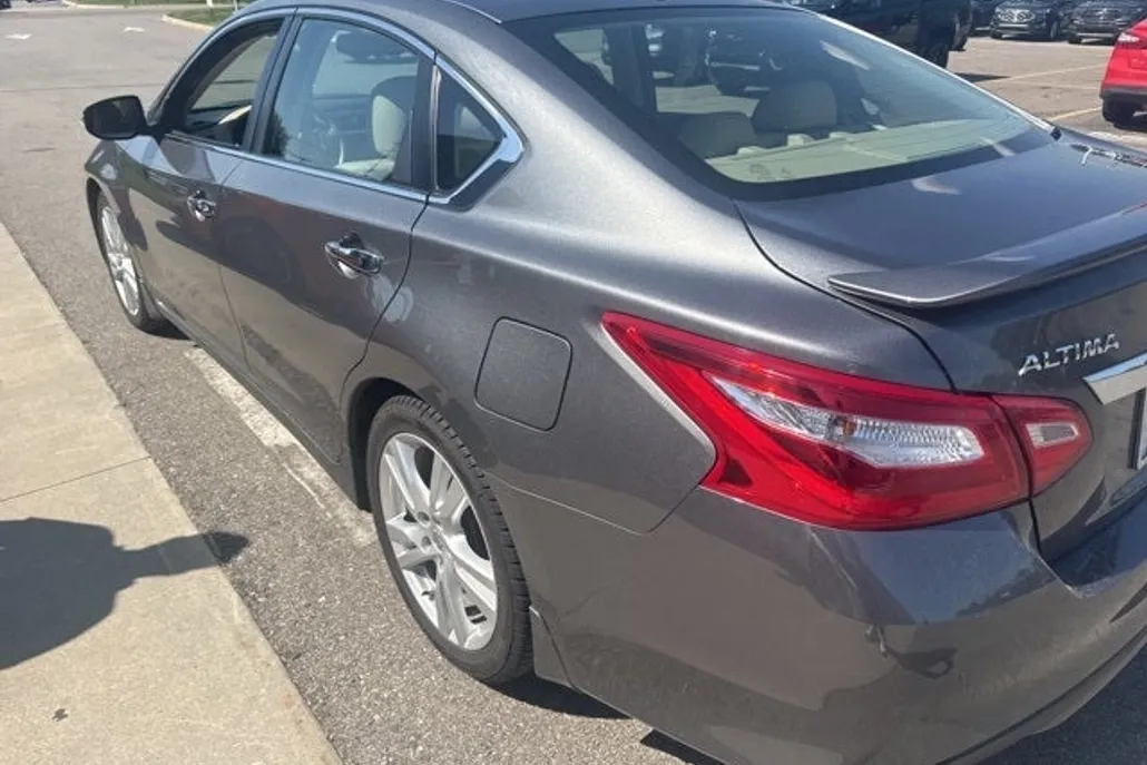 2016 Nissan Altima 3.5 SL photo 1
