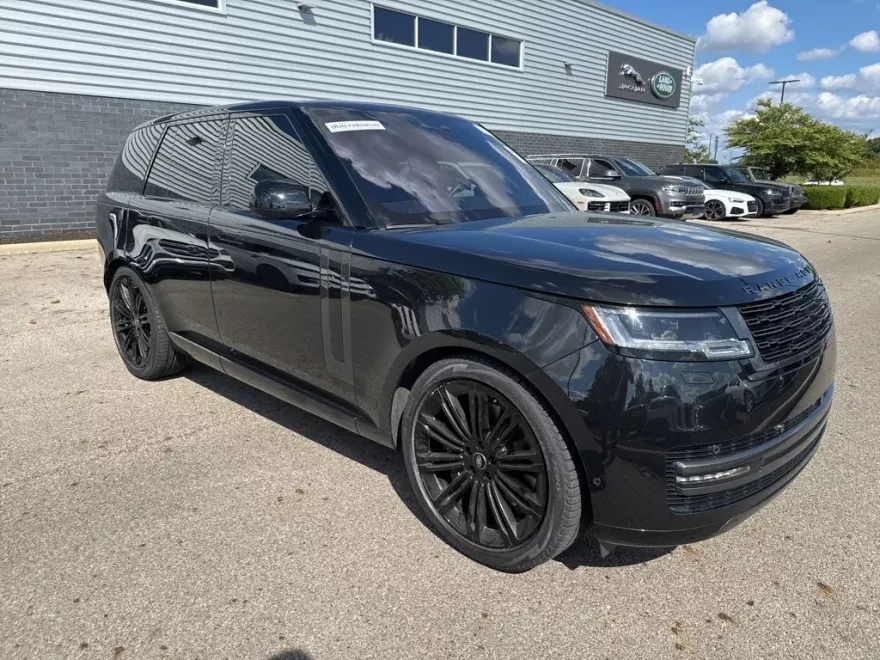 2023 Land Rover Range Rover SE photo 1