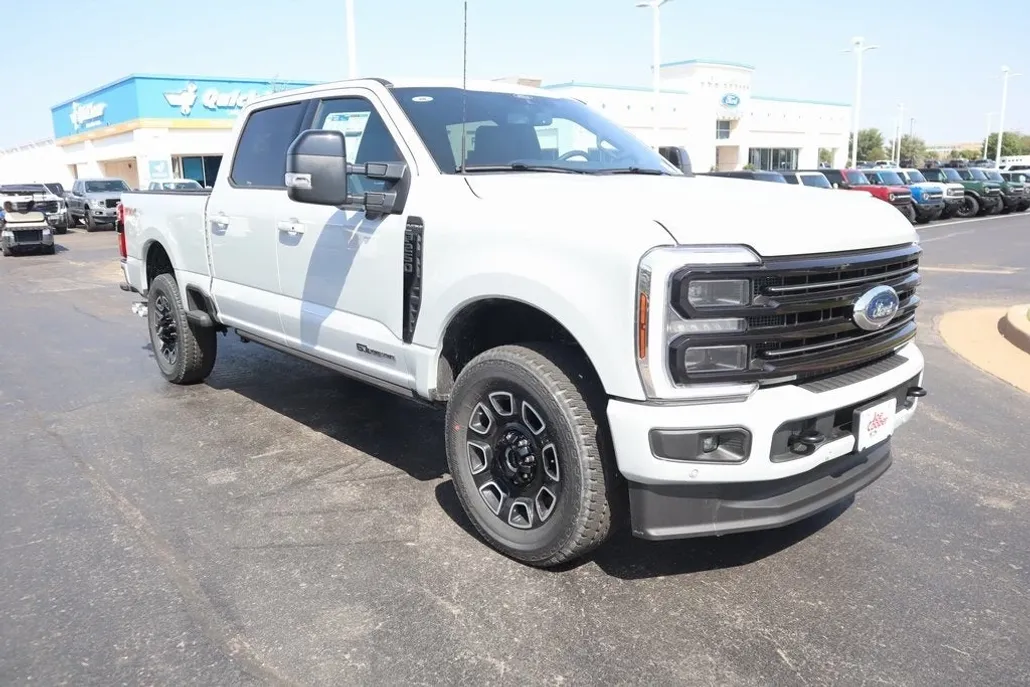 2025 Ford F-250 Platinum photo 1