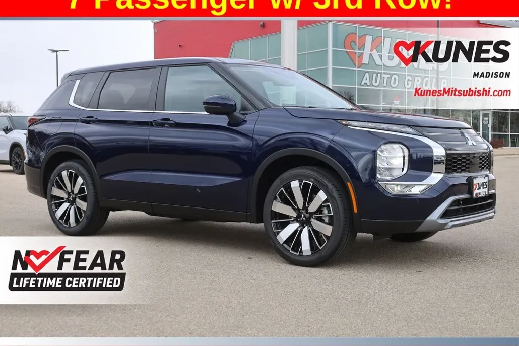 2025 Mitsubishi Outlander SE photo 1