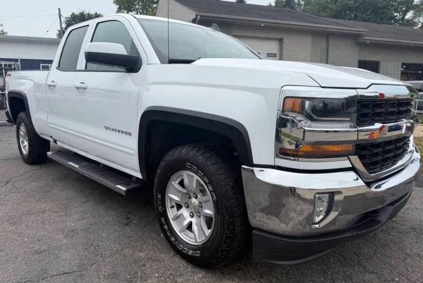 2018 Chevrolet Silverado LT photo 1