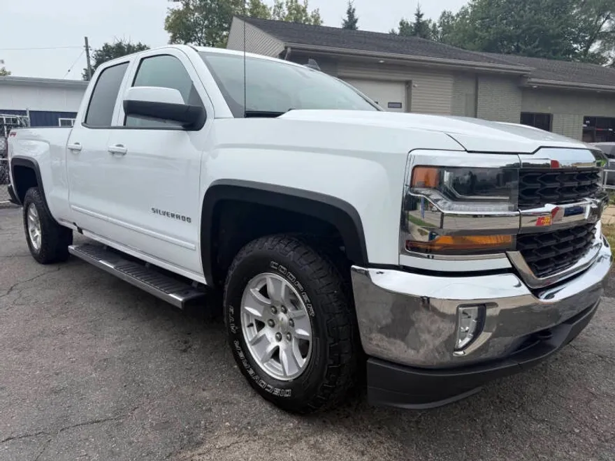 2018 Chevrolet Silverado LT photo 1