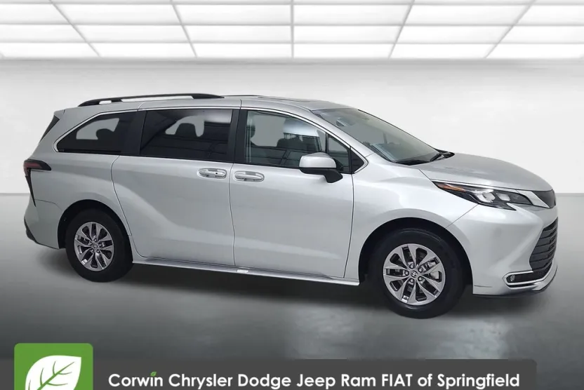 2024 Toyota Sienna XLE photo 1