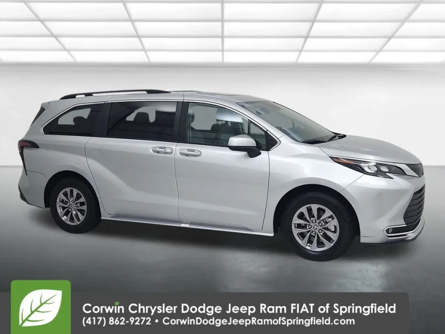 2024 Toyota Sienna XLE photo 1