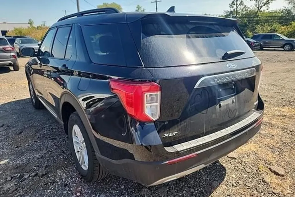 2023 Ford Explorer XLT photo 1