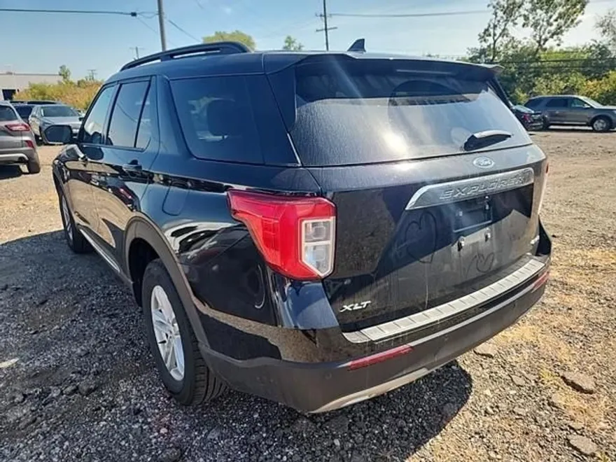2023 Ford Explorer XLT photo 1
