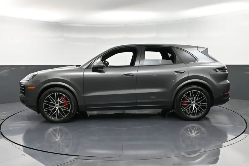 2025 Porsche Cayenne S photo 1