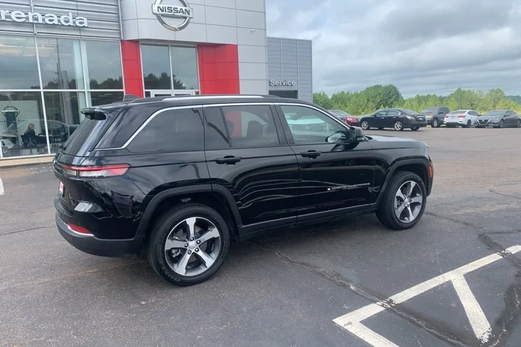 2023 Jeep Cherokee Base photo 1