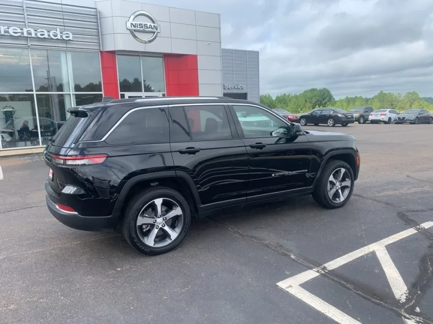 2023 Jeep Cherokee Base photo 1