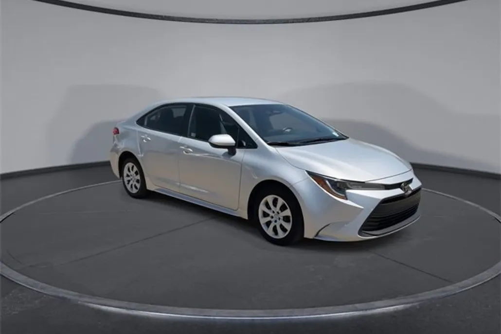 2024 Toyota Corolla LE photo 1