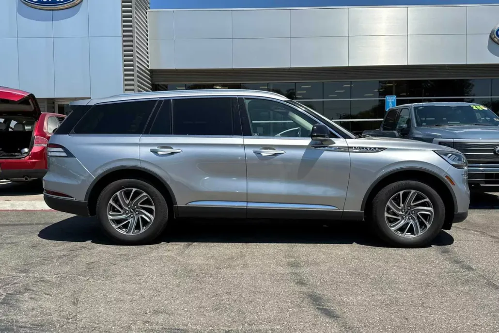 2021 Lincoln Aviator Standard photo 1