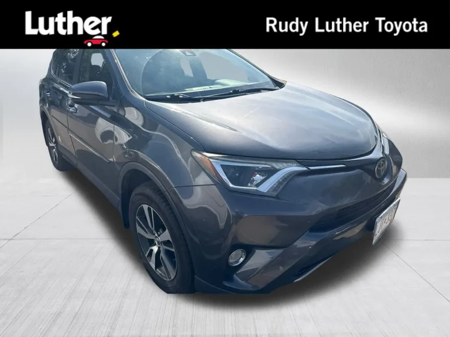 2017 Toyota RAV4 XLE photo 1